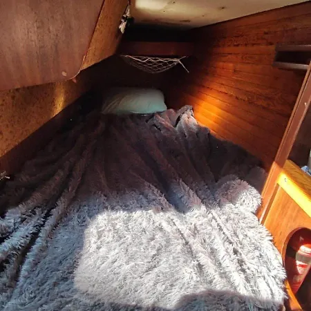 보트호텔 Sailboat Land And Sea, Vegetated