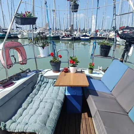 Sailboat Land And Sea, Vegetated 라로셸