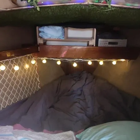 보트호텔 Sailboat Land And Sea, Vegetated