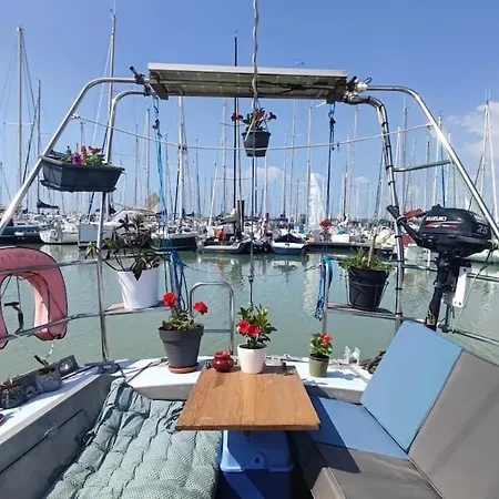 보트호텔 Sailboat Land And Sea, Vegetated *