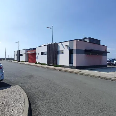 Sailboat Land And Sea, Vegetated 보트호텔 라로셸