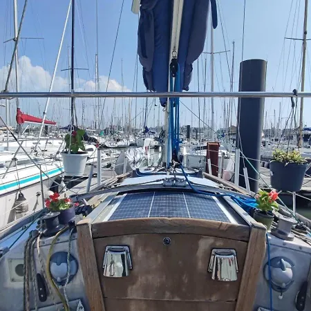 보트호텔 Sailboat Land And Sea, Vegetated 라로셸