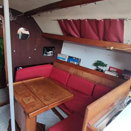 보트호텔 Sailboat Land And Sea, Vegetated