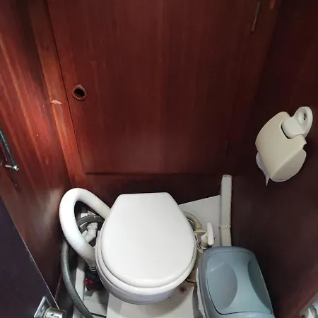 보트호텔 Sailboat Land And Sea, Vegetated *