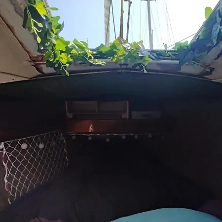 Sailboat Land And Sea, Vegetated 보트호텔 라로셸
