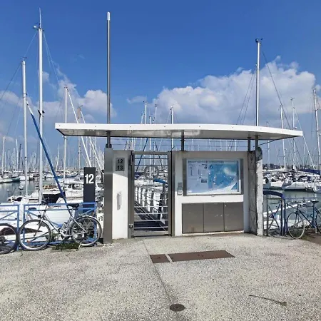 Sailboat Land And Sea, Vegetated 보트호텔 *